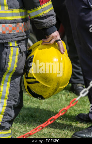 Vigili del fuoco dando chip pan fire dimostrazione a Carnevale Chesterfield Derbyshire Inghilterra Foto Stock