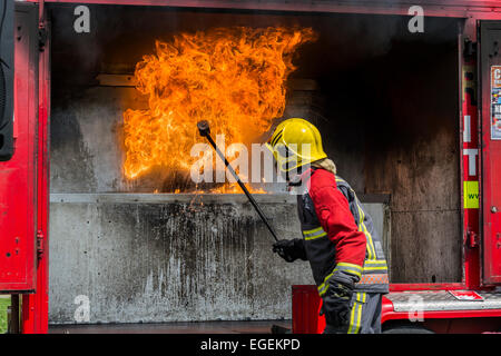 Vigili del fuoco dando chip pan fire dimostrazione a Carnevale Chesterfield Derbyshire Inghilterra Foto Stock