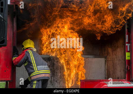 Vigili del fuoco dando chip pan fire dimostrazione a Carnevale Chesterfield Derbyshire Inghilterra Foto Stock