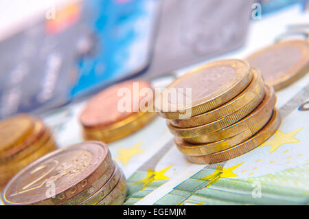 Una torre di monete in euro, banconote, moneta europea Foto Stock