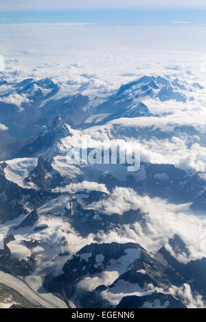 Vista aerea del Monte Cervino con Gorner ghiacciaio, e il vertice Punta Dufour del Monte Rosa, Alpi del Vallese, Svizzera Foto Stock