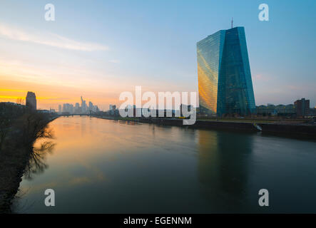 La nuova sede della Banca centrale europea, BCE, al tramonto, Frankfurt am Main, Hesse, Germania Foto Stock