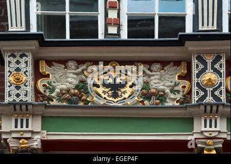 Double-headed eagle sul balcone di legno del municipio storico, costruito nel 1586, Lubecca, Schleswig-Holstein, Germania Foto Stock