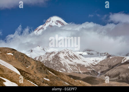 Nuvole che passa al di sopra della pittoresca pendici dei monti georgiano Foto Stock