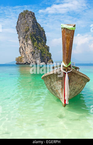 Vecchia barca in legno su un isola tropicale. Foto Stock