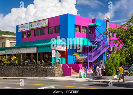 Negozi e magazzini in Charlotte Amalie, Havensight dock, san Tommaso, Isole Vergini americane, dei Caraibi. Foto Stock