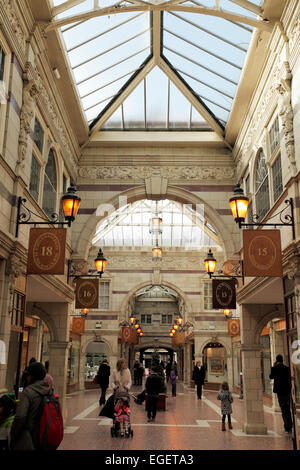 St Michael's Row, Chester Shopping Foto Stock