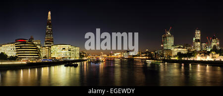 Londra skyline notturno compresi Shard, London Bridge e walkie-talkie. Foto Stock