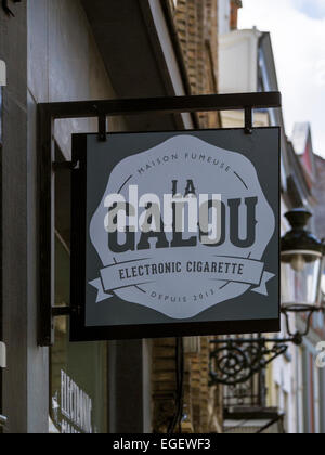 BRUGES, BELGIO, Regno Unito - 13 APRILE 2014: Cartello sopra il negozio di sigarette elettroniche la Galou a Bruges, Belgio Foto Stock