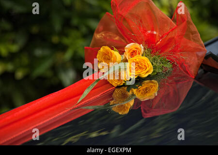 Bouquet nuziale sulla vettura con nastro Foto Stock