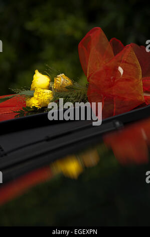 Bouquet nuziale sulla vettura con nastro Foto Stock