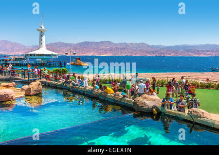 I visitatori nel parco marino - osservatorio sottomarino sul Mar Rosso in Eilat, Israele. Foto Stock