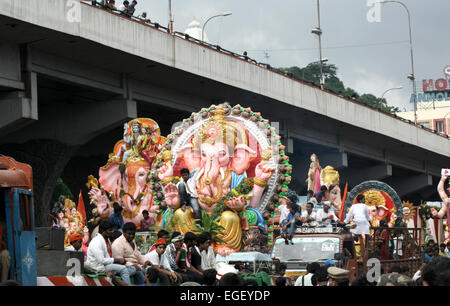 Trasporto indù Ganesha idoli per immersione in acqua di corpi su undicesimo giorno dopo Ganesh Chathurthi festival settembre 19,2013 Foto Stock