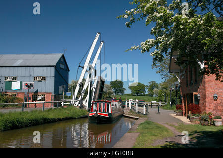 Un Alvechurch narrowboat passando sotto Wrenbury ponte di sollevamento sul Llangollen Canal dai polverosi pub Miller Foto Stock