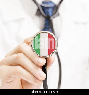 Bandiera Nazionale su uno stetoscopio serie concettuale - Italia Foto Stock