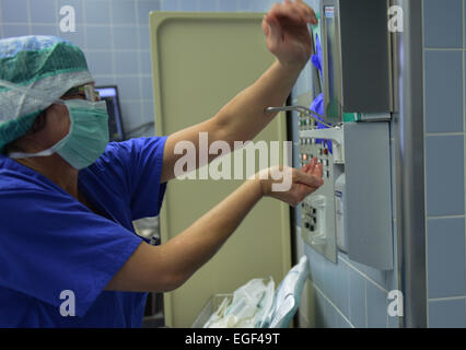 Competenze mediche, artigianato e un elevato livello di high-tech co-operare ad un paziente come questo in una clinica di Sauerland collegato al Foto Stock