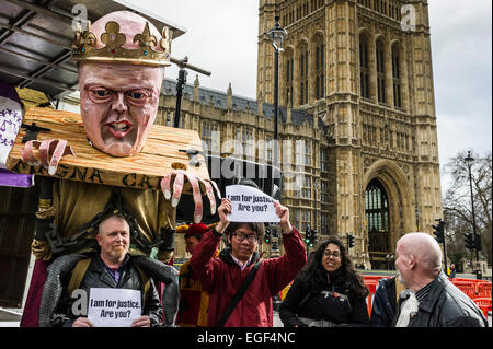 Un enorme effige di Chris Grayling vestito come Re Giovanni in un rally che ha visto la partecipazione di centinaia di avvocati, sindacalisti e militanti Foto Stock