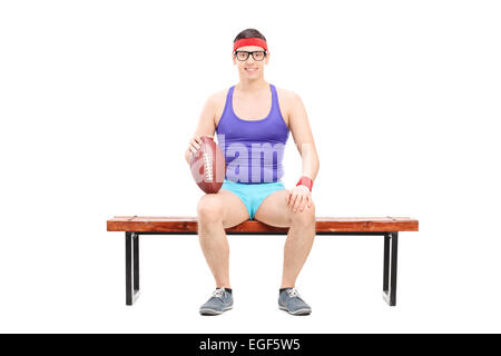 Calcio Maschile giocatore seduto su una panchina isolata su sfondo bianco Foto Stock