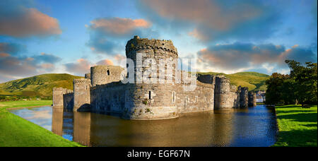 Beaumaris Castle costruito nel 1284 da Edward 1st, considerato uno dei migliori esempio del XIII secolo architettura militare b Foto Stock