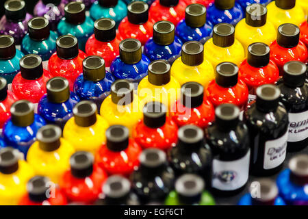 Molte bottiglie professionale con inchiostro colorato per tatuaggi. salotto  tattoo Foto stock - Alamy