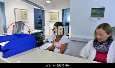 Symbolfoto assistente medico qui nella Comunità clinica. Simbolo della fatica, stress, ecc. Foto Stock