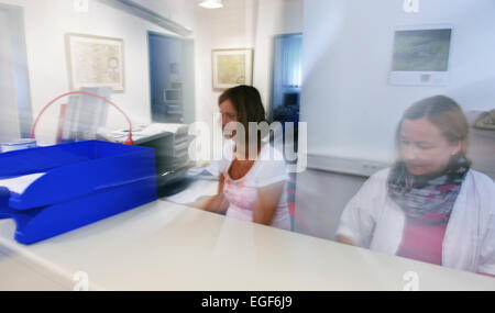 Symbolfoto assistente medico qui nella Comunità clinica. Simbolo della fatica, stress, ecc. Foto Stock