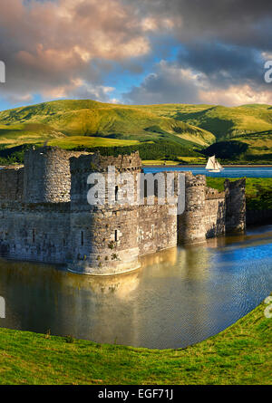 Beaumaris Castle costruito nel 1284 da Edward 1st, considerato uno dei migliori esempio del XIII secolo architettura militare b Foto Stock