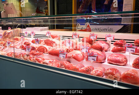 Carne a visualizzare al macellaio in Mercado San Anton mercato coperto, Madrid Spagna. Foto Stock