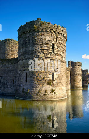 Beaumaris Castle costruito nel 1284 da Edward 1st, considerato uno dei migliori esempio del XIII secolo architettura militare b Foto Stock