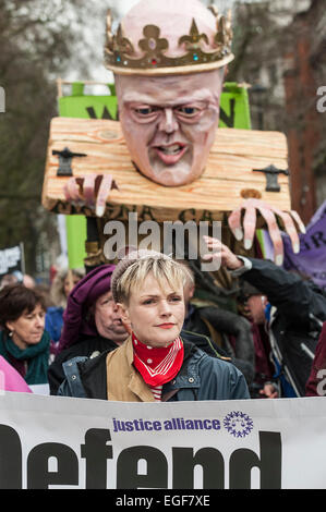 Un enorme effige di Chris Grayling vestito come Re Giovanni a una marcia di protesta guidato da attore e star della fiction TV di seta, Maxine Peake. Foto Stock