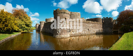 Beaumaris Castle costruito nel 1284 da Edward 1st, considerato uno dei migliori esempio del XIII secolo architettura militare b Foto Stock