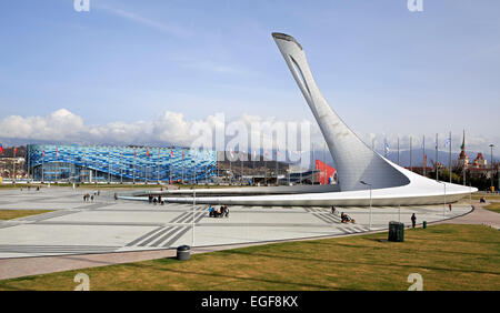 Vaso della fiamma olimpica e Iceberg Pattinaggio Palace Foto Stock
