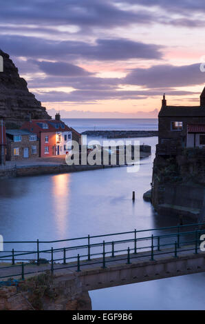 Alba sopra il villaggio di pescatori di Staithes sulla costa dello Yorkshire nel febbraio 2015 Foto Stock