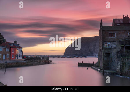 Alba sopra il villaggio di pescatori di Staithes sulla costa dello Yorkshire nel febbraio 2015 Foto Stock