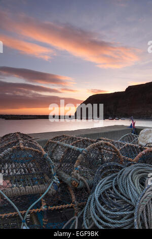 Alba sopra il villaggio di pescatori di Staithes sulla costa dello Yorkshire nel febbraio 2015 Foto Stock