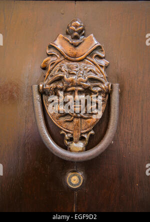 Ornati battenti della porta e il livello di dettaglio su th famose porte di Cartagena storici della città vecchia. Foto Stock