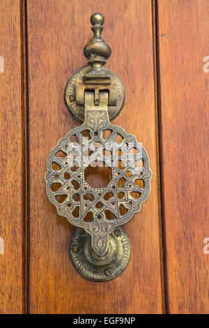 Ornati battenti della porta e il livello di dettaglio su th famose porte di Cartagena storici della città vecchia. Foto Stock