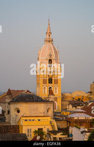 La sera presto luce sulla cattedrale di Cartagena. Foto Stock