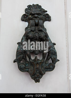 Ornati battenti della porta e il livello di dettaglio su th famose porte di Cartagena storici della città vecchia. Foto Stock