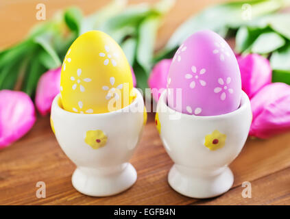 Le uova di pasqua sul tavolo di legno, uova di colore Foto Stock