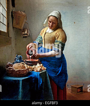 La cameriera della cucina Milkmaid - Het melk meisje (1658-1660) Johannes Jan Vermeer Dutch, Delft 1632–1675 Delft Netherlands (pittore olandese nell'età dell'oro, uno dei più grandi pittori, 17th ° secolo. senza tempo, momenti assennati, rimane enigmatica, inimitabile combinazione di colori e contenuto luminoso sconcertante) Foto Stock