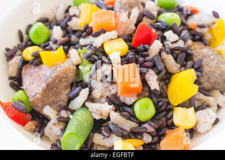 Risotto con nero selvaggio di riso e verdure close up Foto Stock