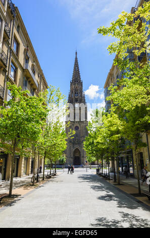 San Sebastián Cattedrale visto attraverso un viale alberato strada pedonale, San Sebastian, Gipuzkoa, Spagna Foto Stock