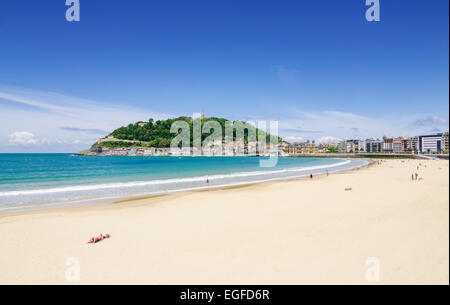 Spiaggia Concha con vedute verso il Monte Urgull, Playa de la Concha, San Sebastian, Gipuzkoa, Spagna Foto Stock