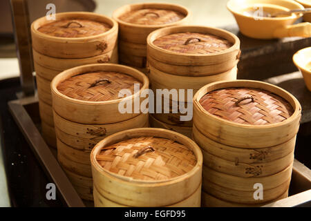 Dim Sum contenitore di bambù in un ristorante Foto Stock