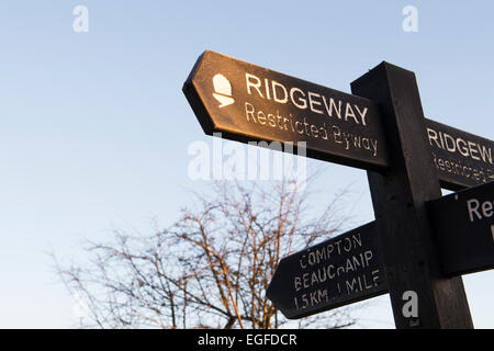 Mattina inverno la luce del sole su un Ridgeway signpost. Oxfordshire, Inghilterra Foto Stock