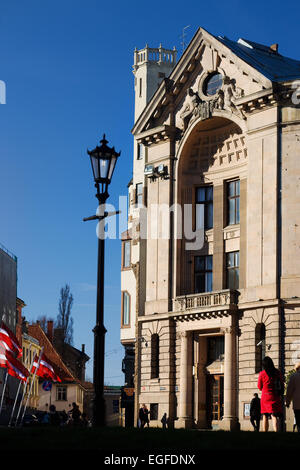 Indicatori di stato delle vecchie case in piazza Duomo in Riga. Lettonia Foto Stock