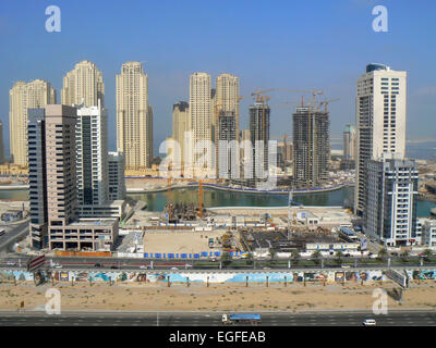 Vista Aerea della Marina di Dubai in costruzione che mostra la Sheikh Zayed Road e la Marina Foto Stock