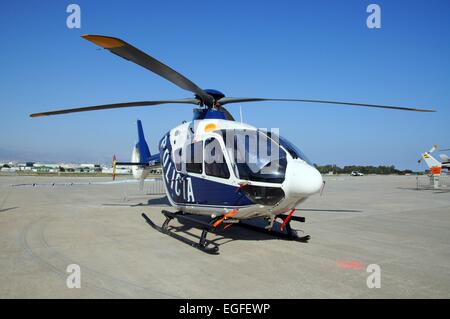 Guardia Civil elicottero Eurocopter EC135 a seconda esibizione aerea all'aeroporto di Malaga, Malaga, Andalusia, Spagna, Europa occidentale. Foto Stock