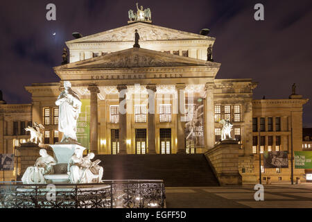 Konzerthaus il Gendarmenmarkt e la statua di Schiller, Berlino, Germania Foto Stock